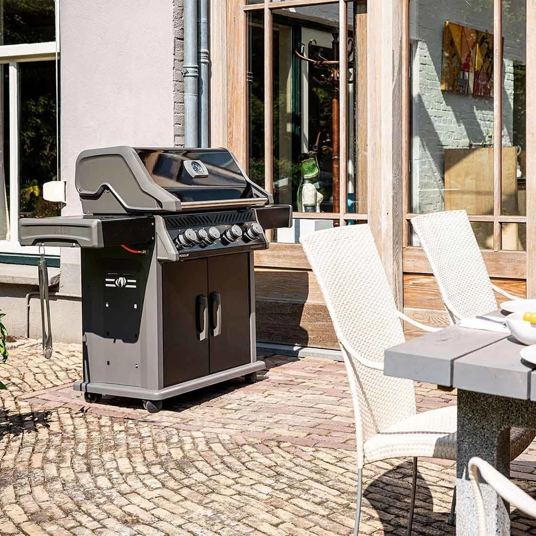 Napoleon Rogue XT 525 Mit SIZZLE ZONE Schwarz 2 Napoleon Rogue XT 525 Mit SIZZLE ZONE Schwarz – Bild 2